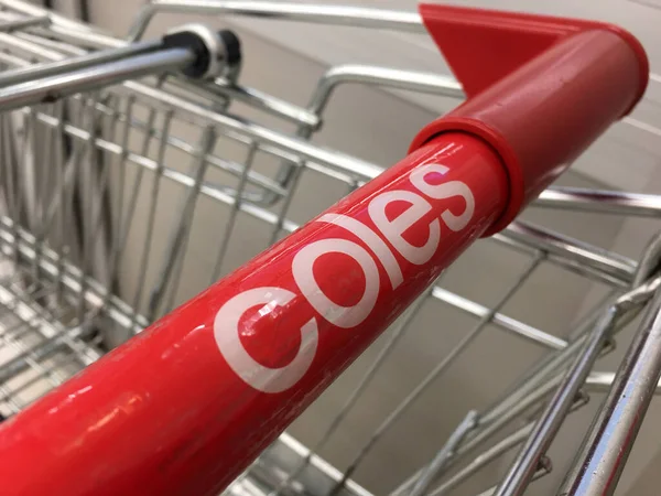 Darwin Sep 2022 Coles在超市购物车上的标识 Coles拥有超过10万名员工 与竞争对手Woolworths一起 占澳大利亚市场的80 — 图库照片