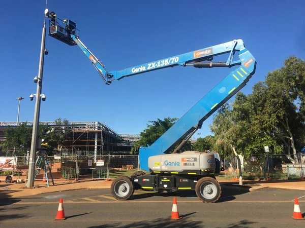 Port Hedland Июнь 2022 Рабочий Использующий Шарнирный Подъёмник Крепления Камеры — стоковое фото