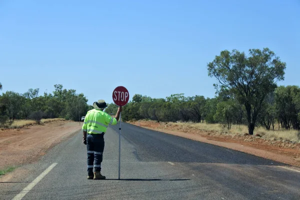 Isa Qld Sep 2022 Australische Wegenwerker Met Een Stopbord Van — Stockfoto