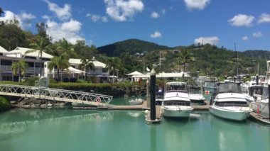 Queensland Australia.Airlie Sahili 'ndeki Airlie Beach sahil kasabasındaki Mercan Denizi Marina Panoramik Manzarası Büyük Set Resifi için en iyi çıkış noktalarından biridir.. 