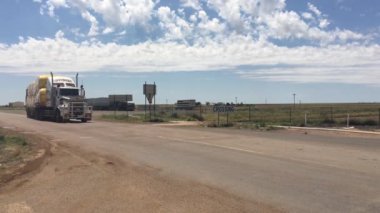 WINTON, QLD - 17 SEP 2022: bir kamyonda Avustralya yün sevkiyatı. Avustralya, dünyanın en büyük yün ihracatçısı. Dünya giysi yününün% 90 'ı..