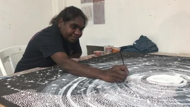 Kunurra Aug 2022 활동적 나이든 원주민 예술가 현대의 원주민 미술가들은 — 비디오