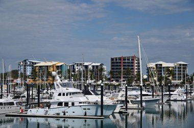 SEP 28 2022: Queensland, Avustralya 'daki Mackay Marina Köyü' nde demirli yelkenliler.