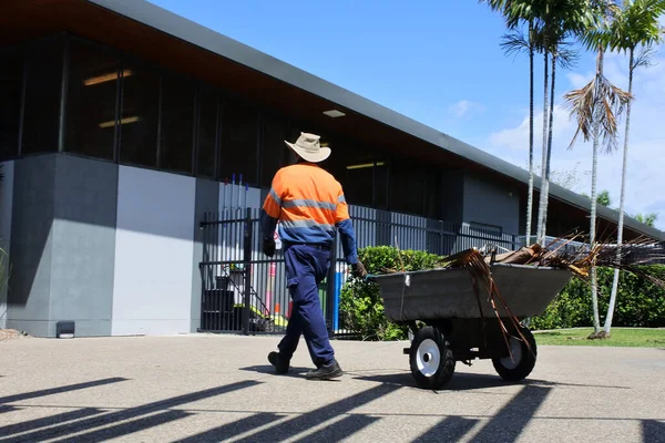 Mackay Aus Sep 2022 Australian Public Municipal Worker Pulling Wheelbarrow — Stock Photo, Image