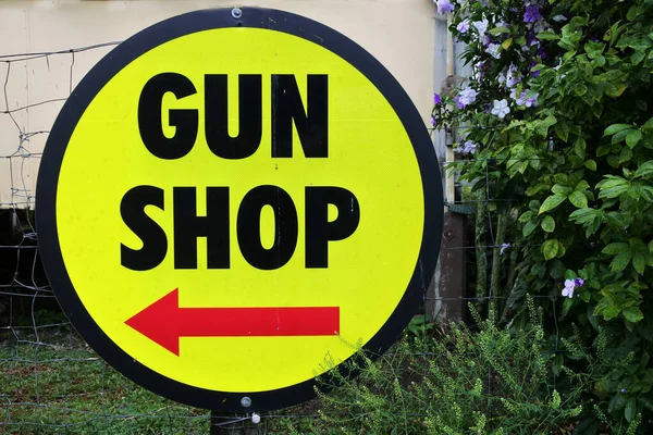 Cartello Rotondo Giallo Nero Gun Shop Con Freccia Rossa Che — Foto Stock