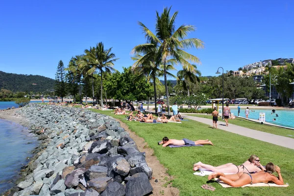 Airlie Beah Qld Oct 2022 Toeristische Zonnebaden Airlie Strand Stad — Stockfoto