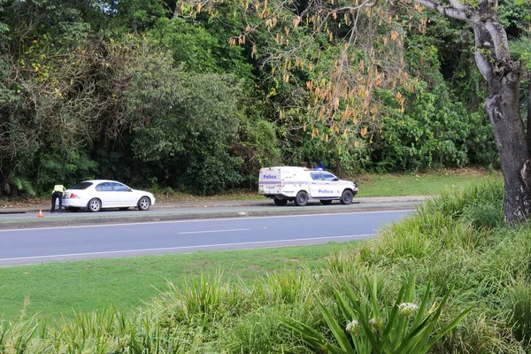 Сарина Qld Окт 2022 Австралийская Полиция Проверяет Подозрительное Транспортное Средство — стоковое фото