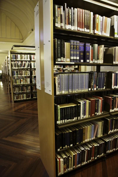 Коллекция книг в государственной библиотеке — стоковое фото