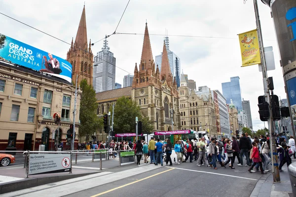 Crowds crossing street — Stock Photo, Image