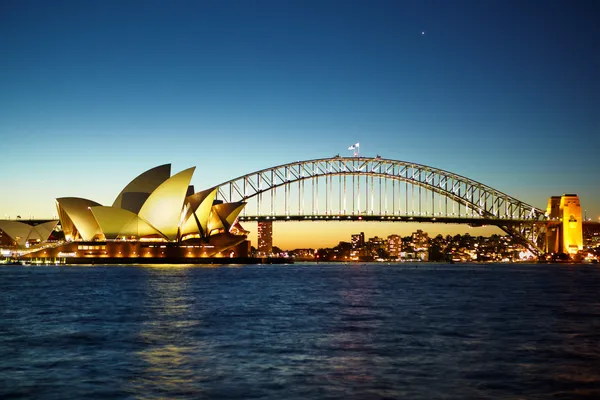 Sydney opera house op nite — Stockfoto