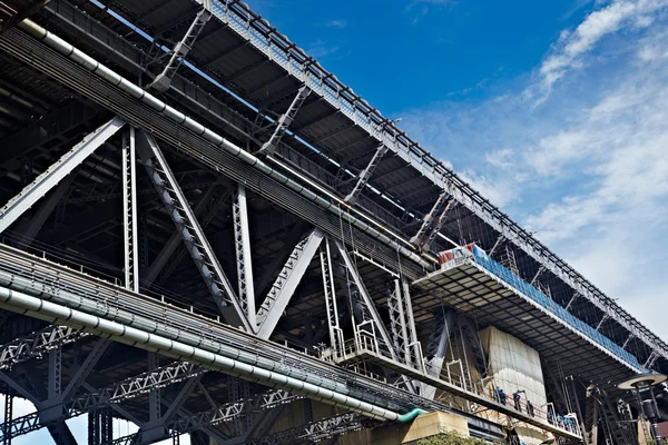 Köprü inşaatı neredeyse bitti, aşağıdan bl karşı alınan — Stok fotoğraf