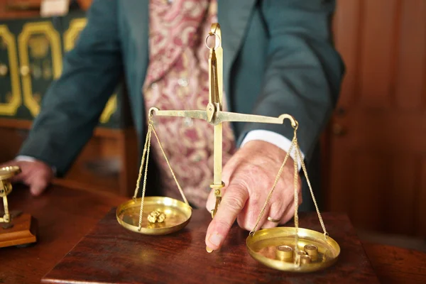 Weighing gold — Stock Photo, Image