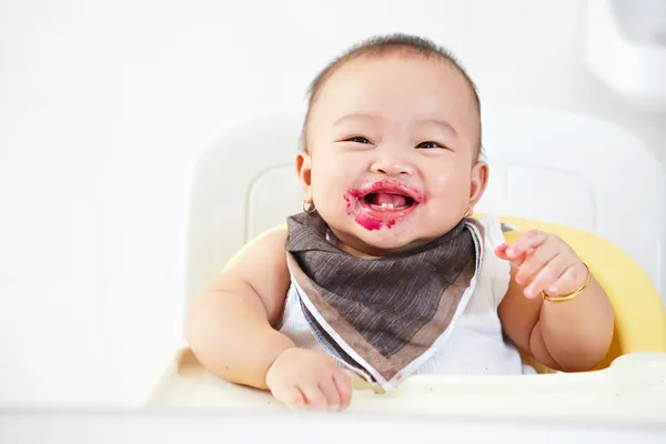 Baby nach der Fütterung — Stockfoto