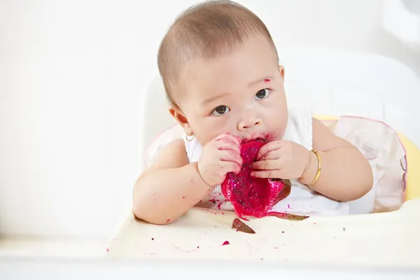 Bebê comendo fruta dragão — Fotografia de Stock