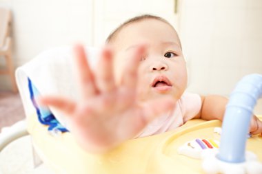 kameraya ulaşmasını bebek