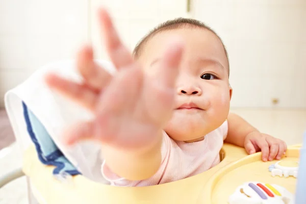 カメラに達する赤ちゃん — ストック写真