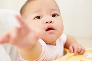 kameraya ulaşmasını bebek