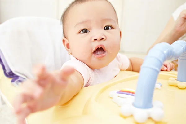 Kameraya ulaşmasını bebek — Stok fotoğraf