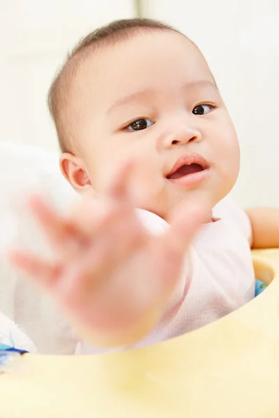 Baby greift zur Kamera — Stockfoto