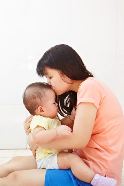 Mom and baby daugher — Stock Photo, Image