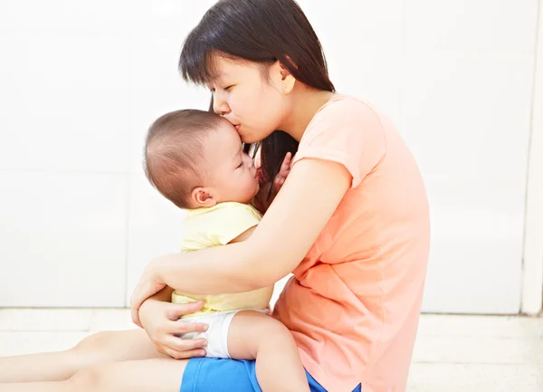 Mamma och baby dotter — Stockfoto