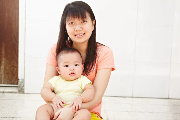 Mamma och baby dotter — Stockfoto