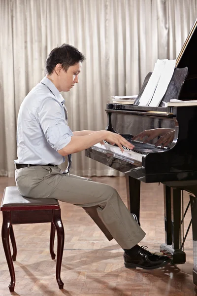 Playing piano — Stock Photo, Image