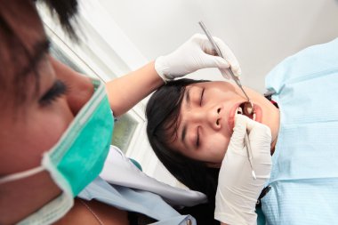 diş hekimi incelenirken diş