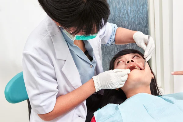 Dentiste examinant les dents — Photo