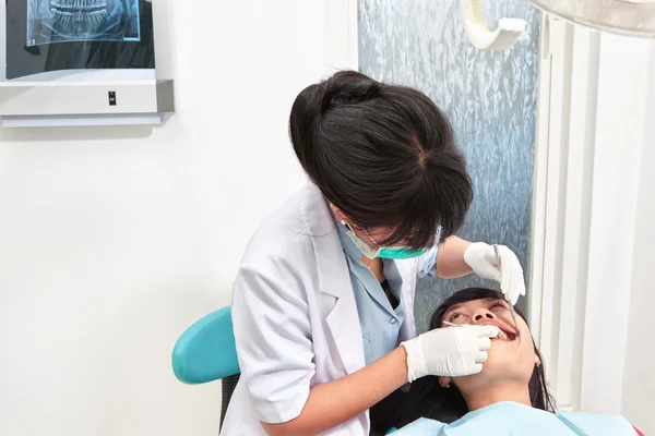 Dentista examinando dentes — Fotografia de Stock