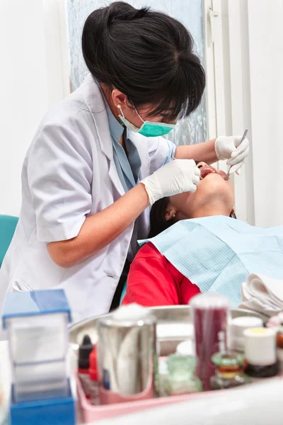 Dentist examing teeth — Stock Photo, Image