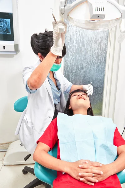 Dentista examinando dentes — Fotografia de Stock