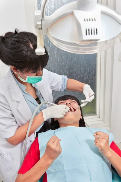 Dentista examinando dentes — Fotografia de Stock