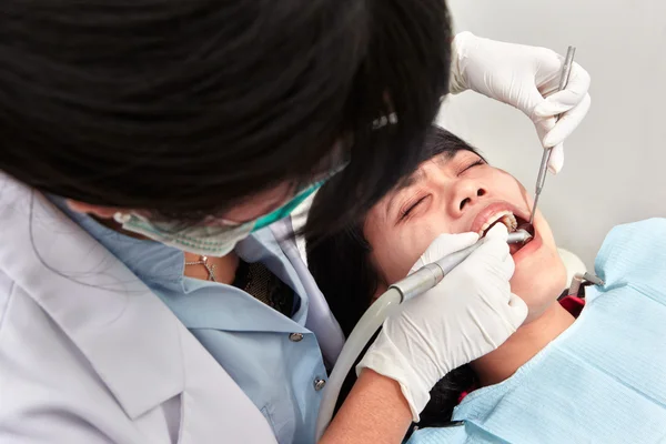 Dentiste examinant les dents — Photo
