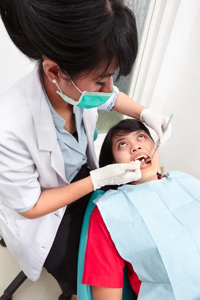 Dentist examing teeth — Stock Photo, Image