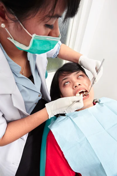 Dentiste examinant les dents — Photo