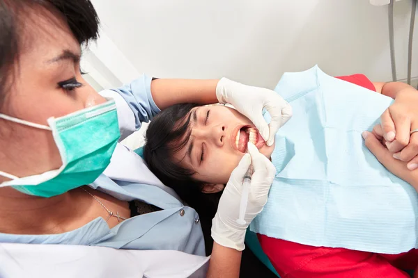 Dentista examinando dientes —  Fotos de Stock