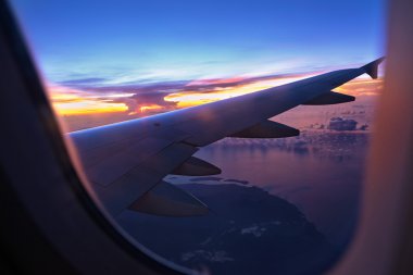 ivolginskivista del tramonto dalla finestra di aeroplano
