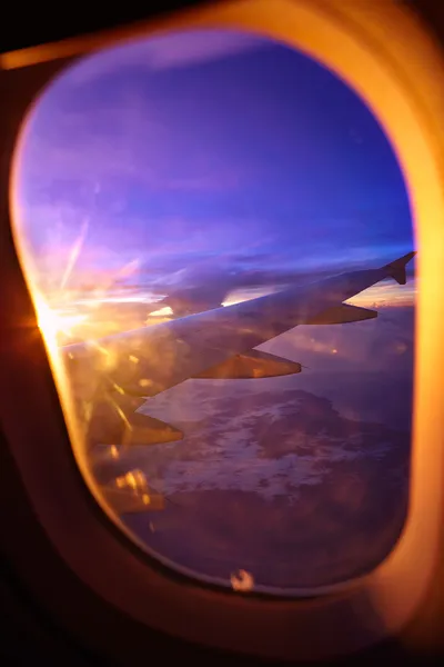 Blick auf den Sonnenuntergang vom Flugzeugfenster — Stockfoto