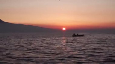 Denizde yüzen eski balıkçı teknesinin hızlandırılmış çekimi