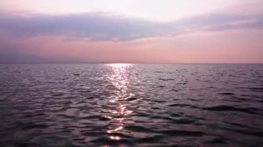 Magenta Günbatımı ve Günışığı Sonbaharda Okyanusta