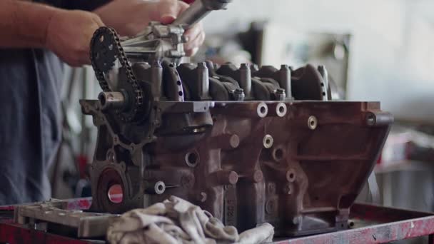 Peças Motor Carro Que Está Sendo Reparado Bancada Loja Reparação — Vídeo de Stock