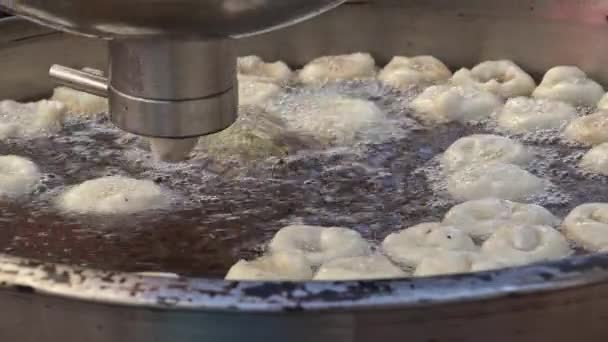 Οδός Προμηθευτής Μαγειρεύει Και Πωλεί Hot Oil Dough — Αρχείο Βίντεο