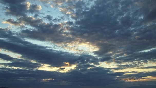 空を移動する濃い青灰色の雨の雲 — ストック動画