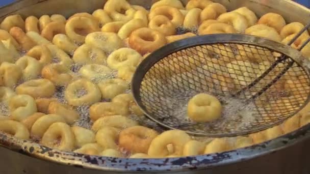 Sokak Tedarikçisi Sıcak Yağ Hamuru Pişirip Satıyor — Stok video