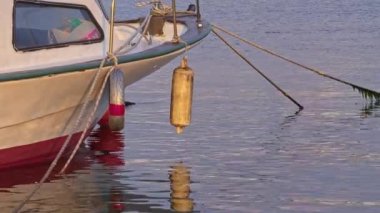 Limanda İple Bağlı Eğlence Teknesinin Burnu