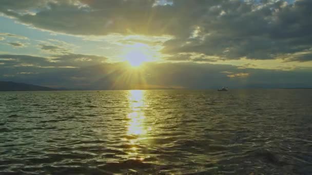 Barco Passeio Ancorado Longe Oceano Pôr Sol Amarelo Temporada Outono — Vídeo de Stock