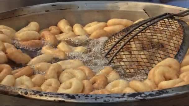 Turkse Traditionele Straat Lekkernijen Kookt Hete Olie Deeg — Stockvideo