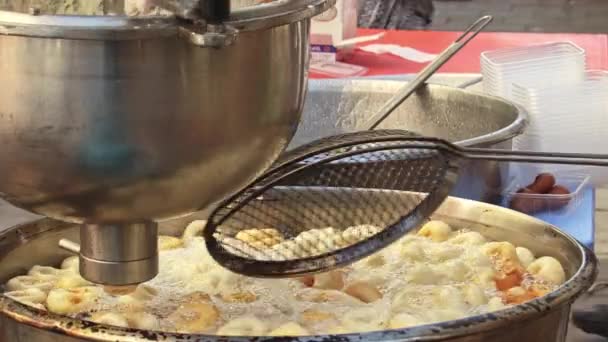Rosquillas Redondas Fritas Dulces Espolvoreadas Con Azúcar Polvo Plato Pastelería — Vídeo de stock