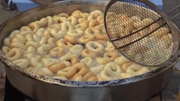 Τούρκικο Παραδοσιακό Γλυκό Lokma Μπάλα Ζύμη Μαγιάς Κουλούρι Τηγανίζεται Βραστό — Αρχείο Βίντεο